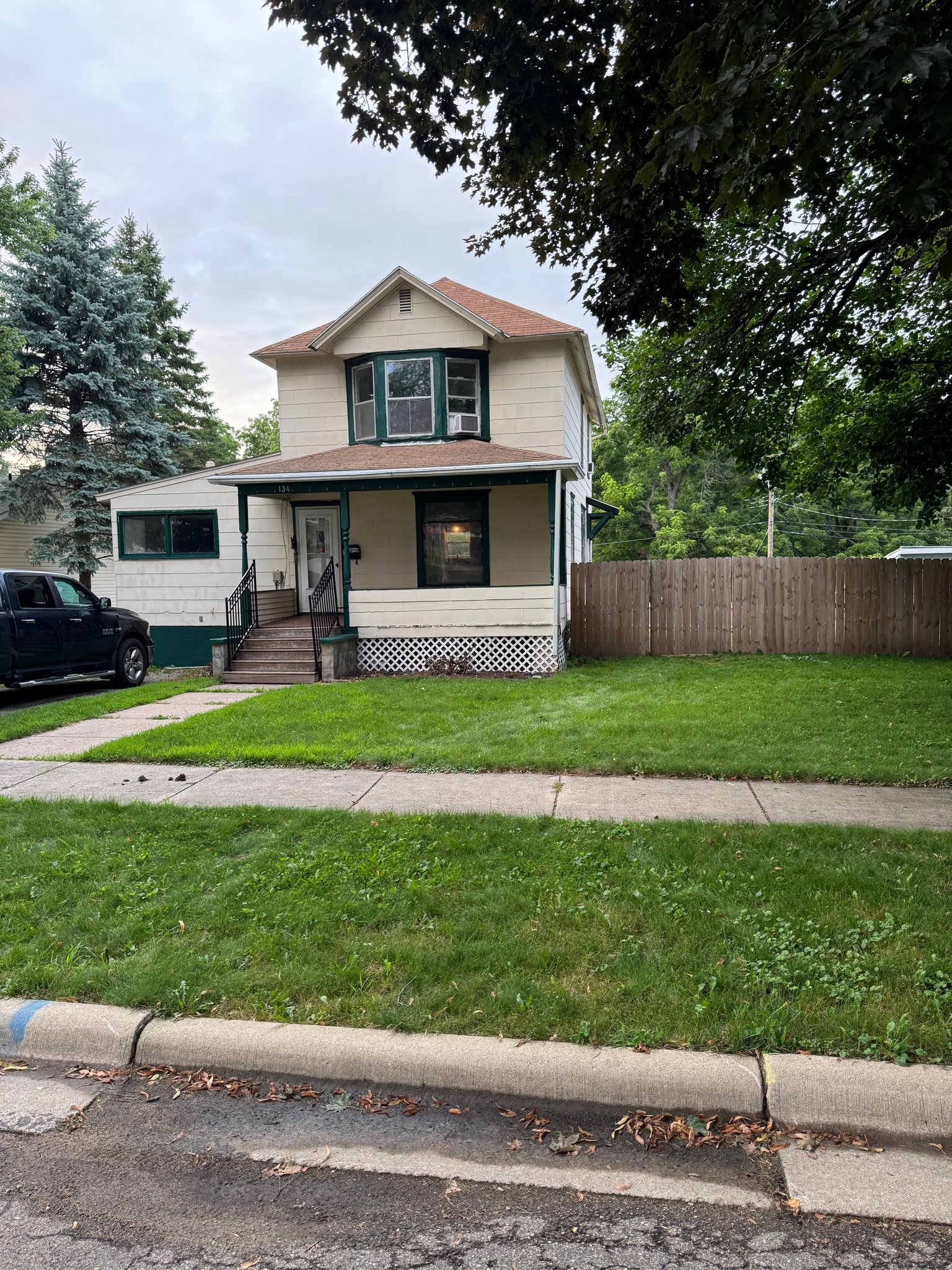 Owatonna House: 134 W University St