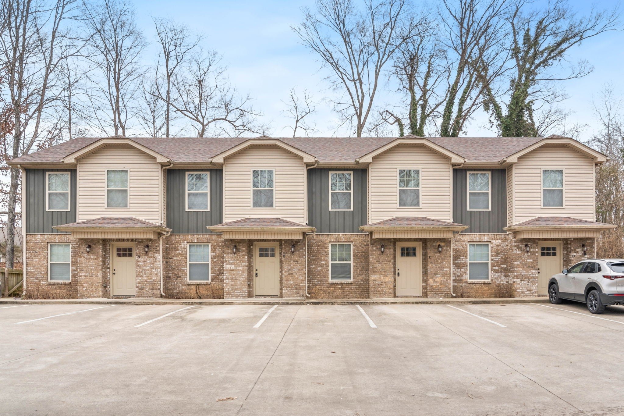 CLARKSVILLE Multiplex: 1560 East Knollwood Circle