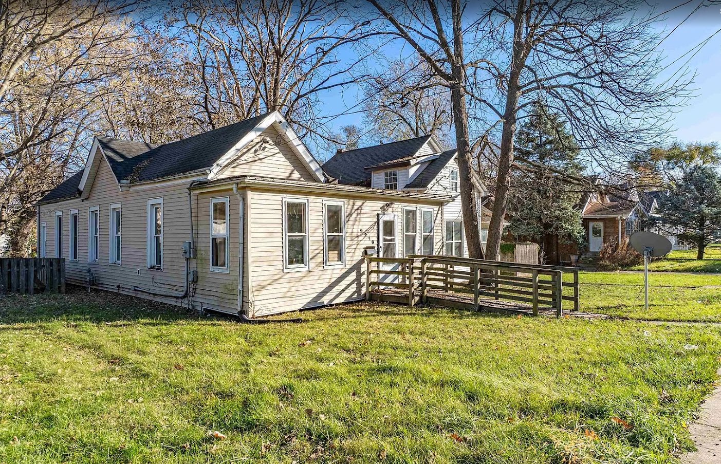 Peoria House: 2410 N ellis st