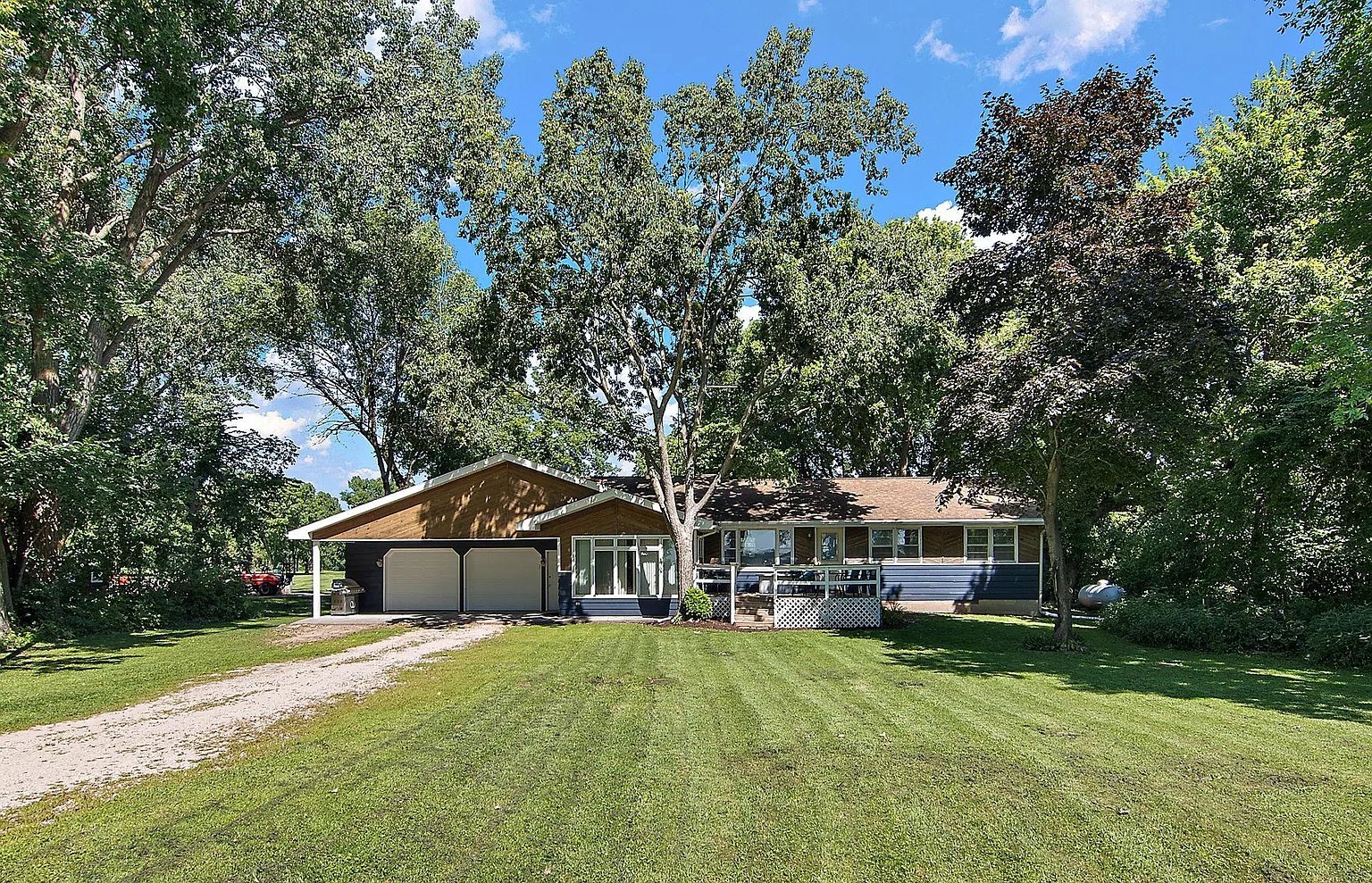 Litchfield House: 700 W Pleasure Dr