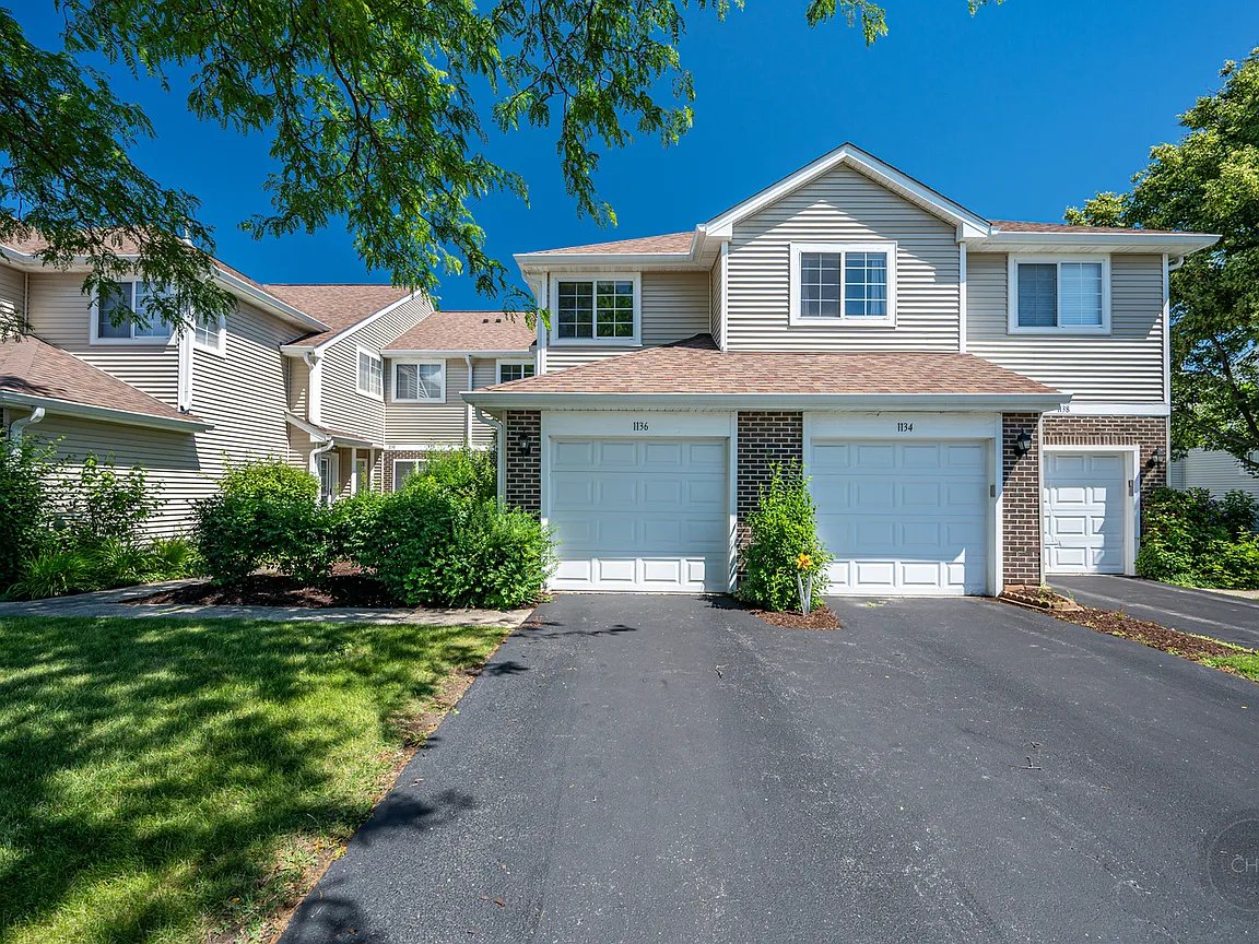 Lombard Townhome: 1136 E Cambria Lane South