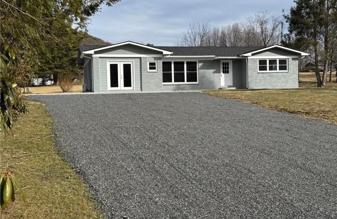West Jefferson House: 1129 Mount Jefferson Rd