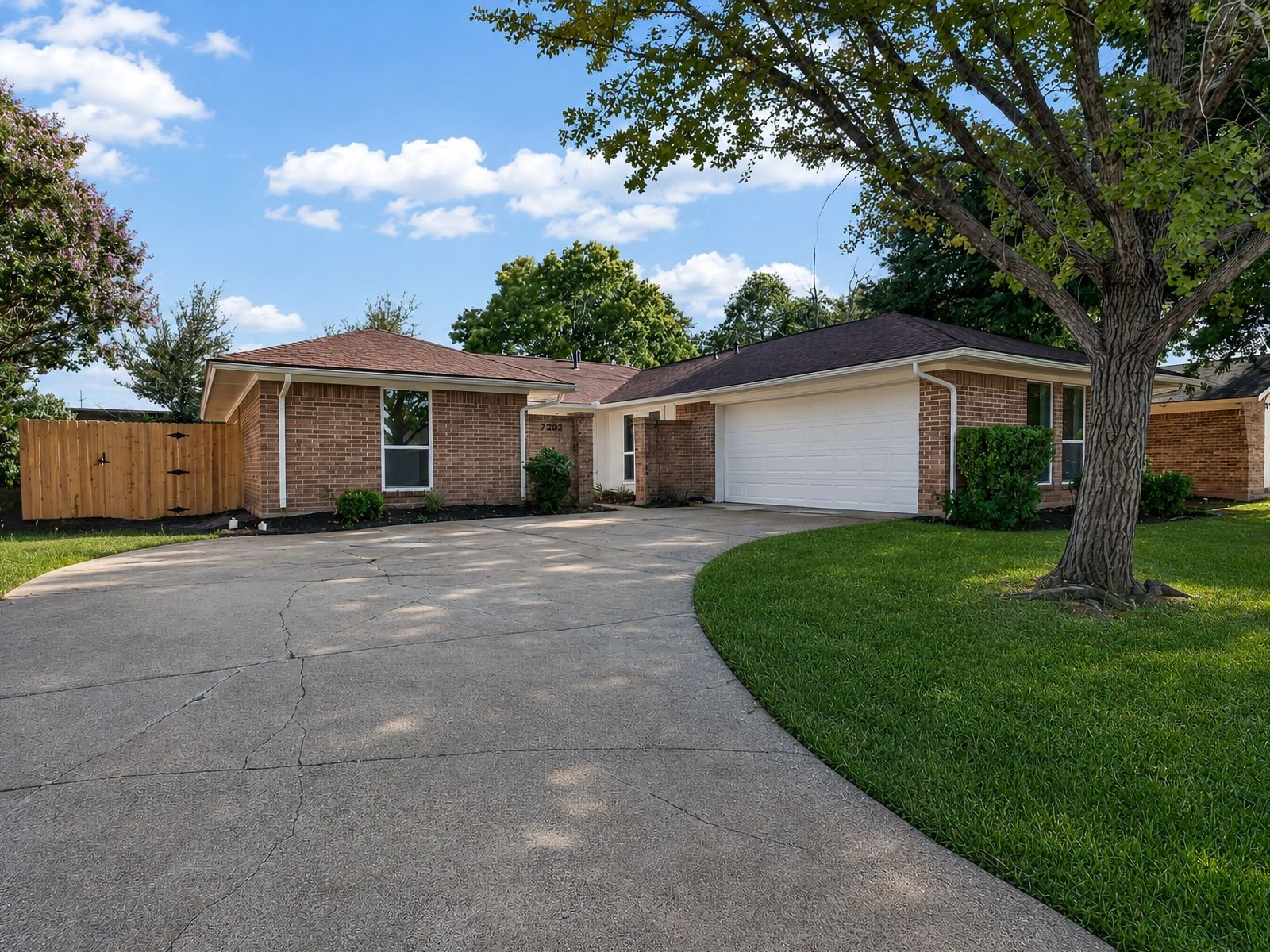 Rowlett House: 7202 Lakeshore Dr