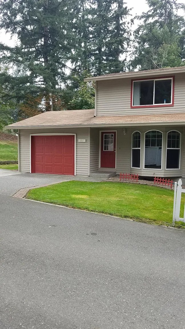Edgewood Townhome: 607 107th Ave. E.
