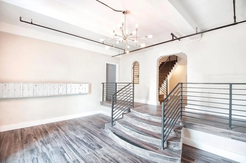 Los Angeles Apartment: 250 S.Kenmore Ave #301