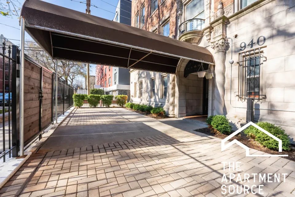 Chicago Apartment: 940 West Winona Street #504 Chicago, IL 60640