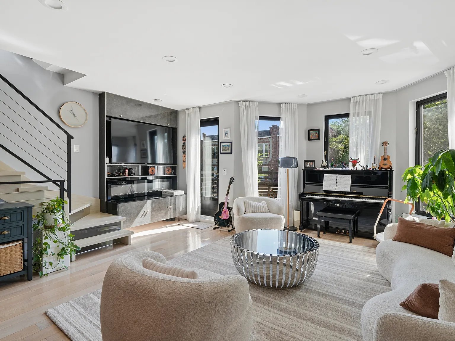 Brooklyn Townhome: 687 Humboldt St