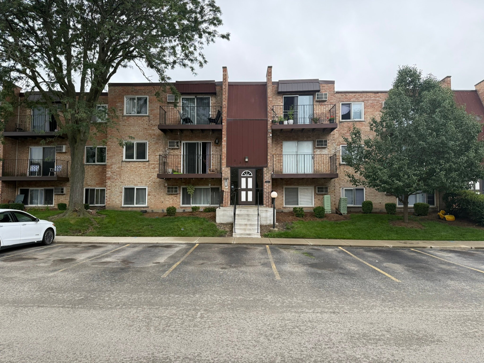 Mt Prospect Apartment: 327 Hawthorne Circle