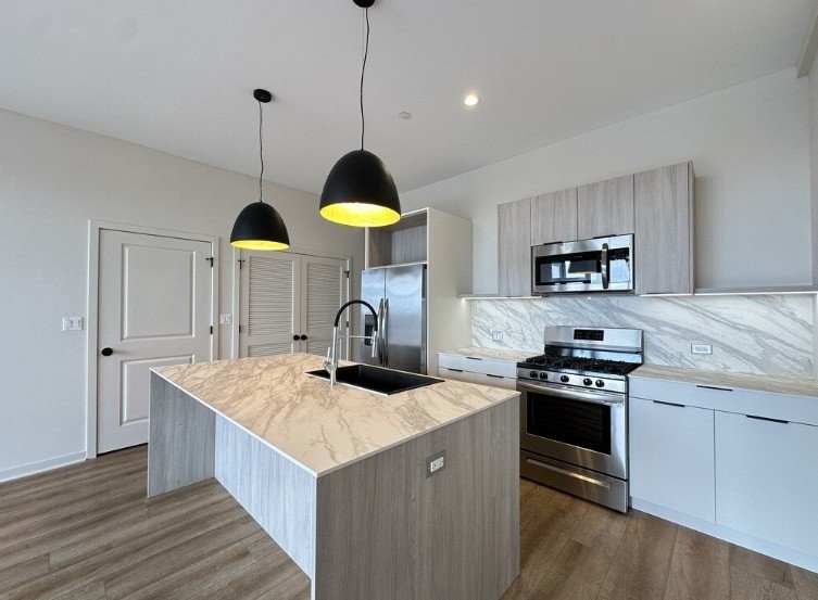 Chicago Apartment: 6340 W Belmont