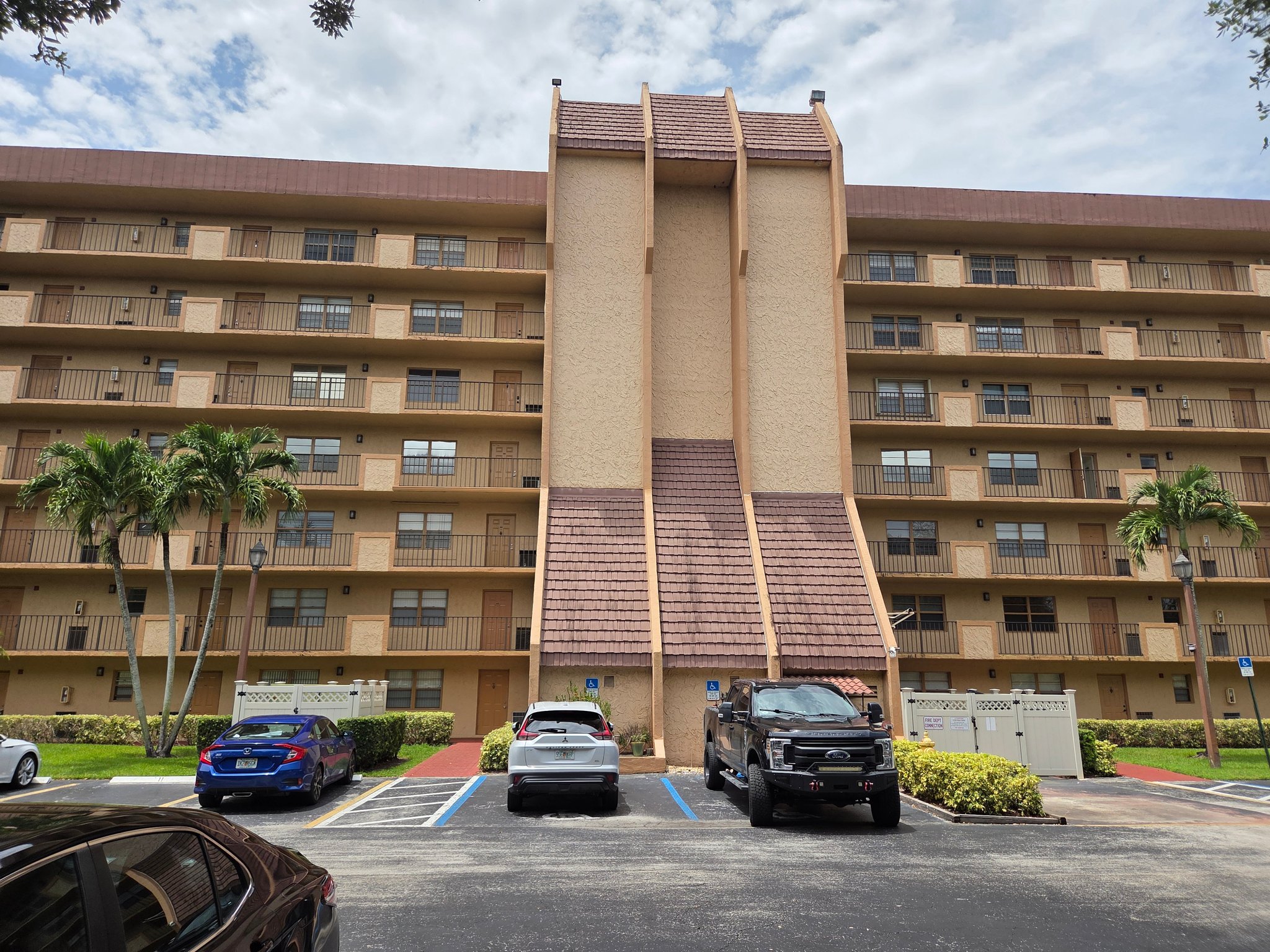 DAVIE Condo: 3001 W ROLLING HILLS CIR