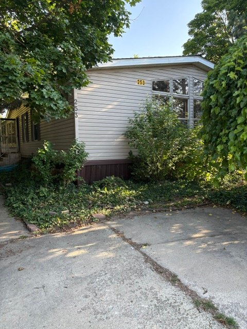 Lapeer House: 253 Jacqualyn Drive
