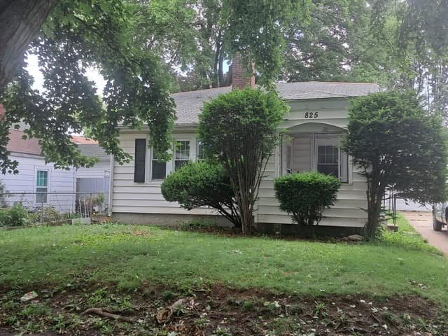 Decatur House: 825 W Division St