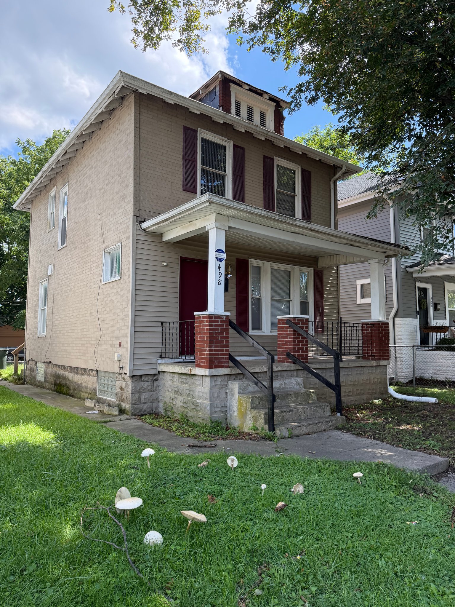 Columbus House: 498 S Warren Ave