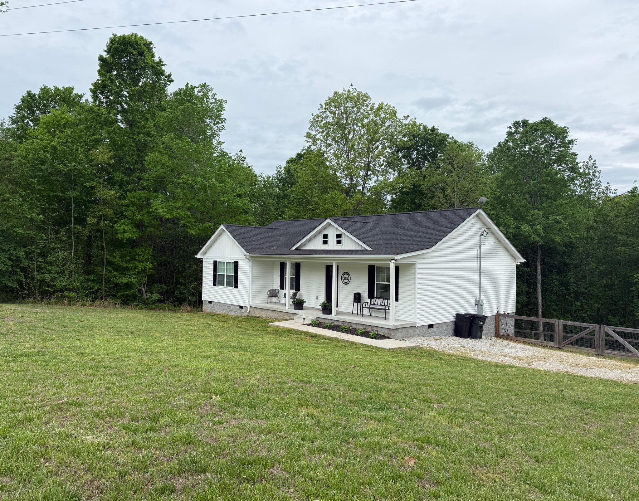 Charlotte House: 999 Promise Land Rd