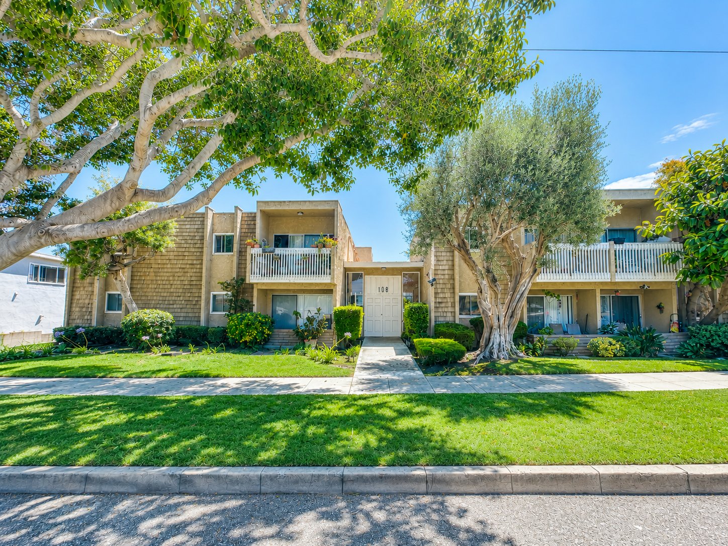 Redondo Beach Apartment: 108 N Helberta Ave