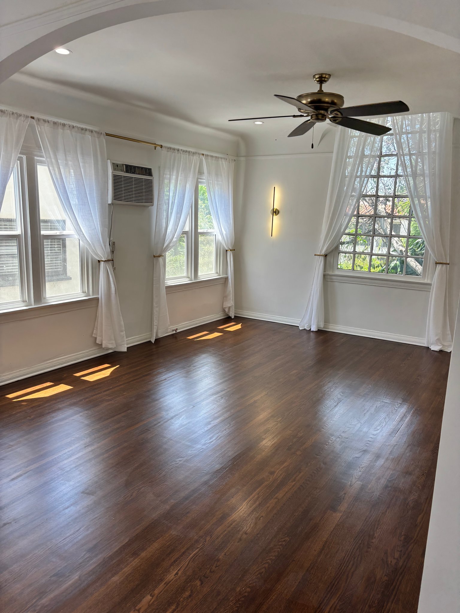 Los Angeles Apartment: 754 1/2 N Croft Ave