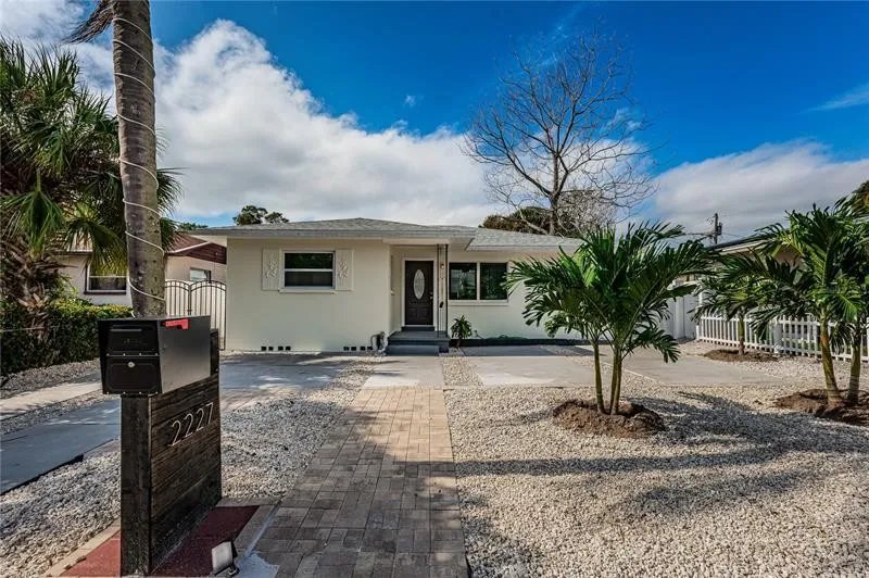 Saint Petersburg House: 2227 19th St S