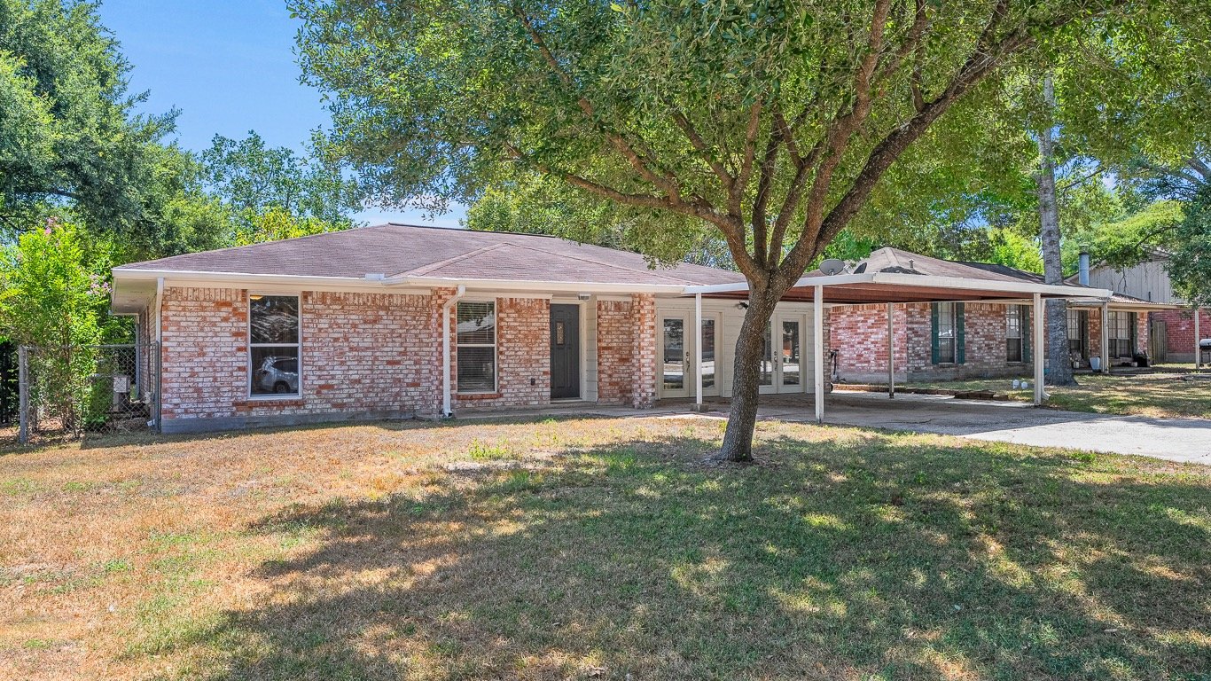 Conroe House: 707 Hildred Ave