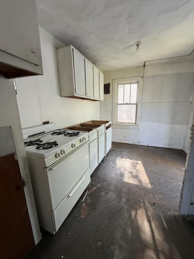 Decatur House: 1700 W Grand Ave