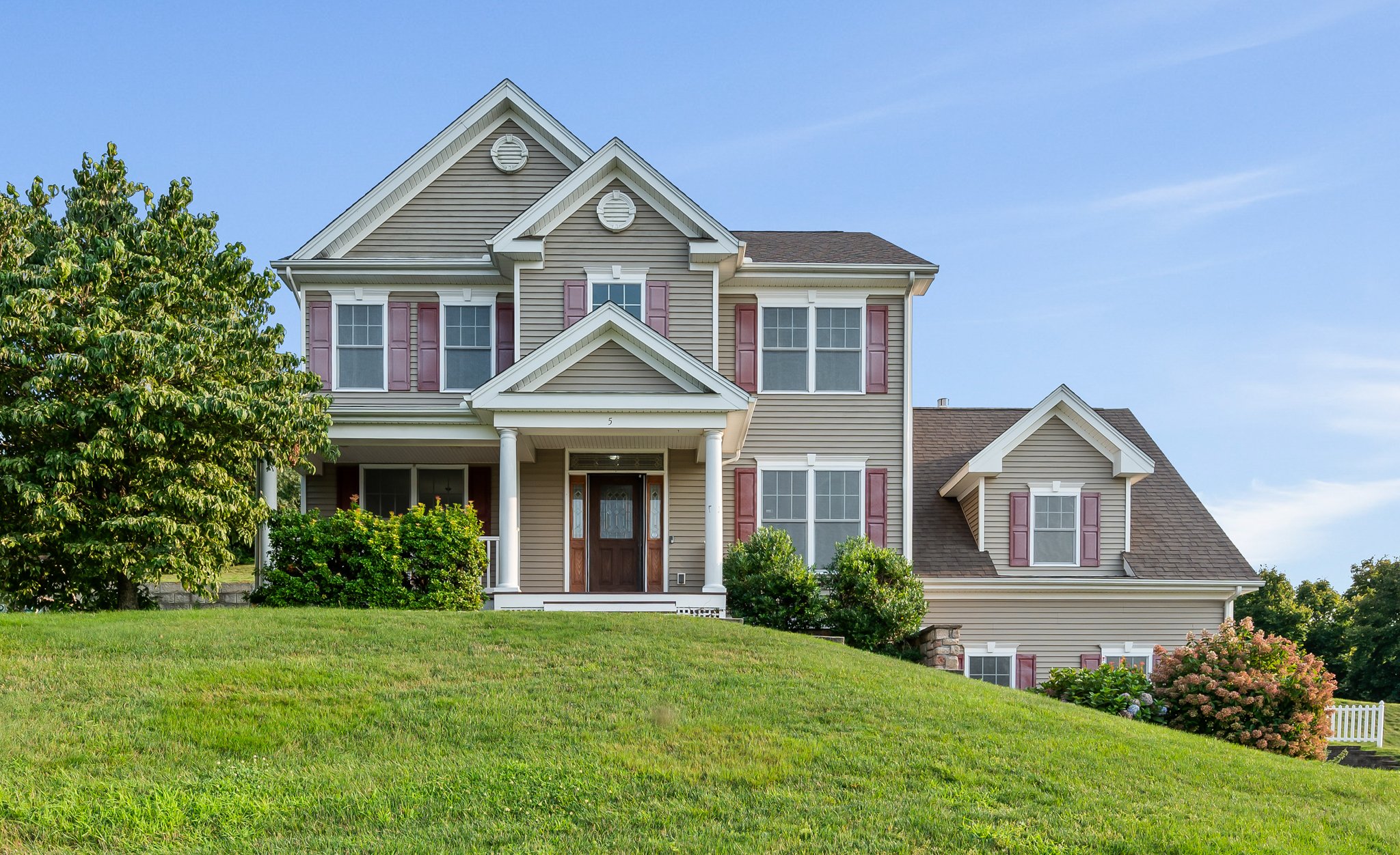 Seymour House: 5 Rolling Hills Dr