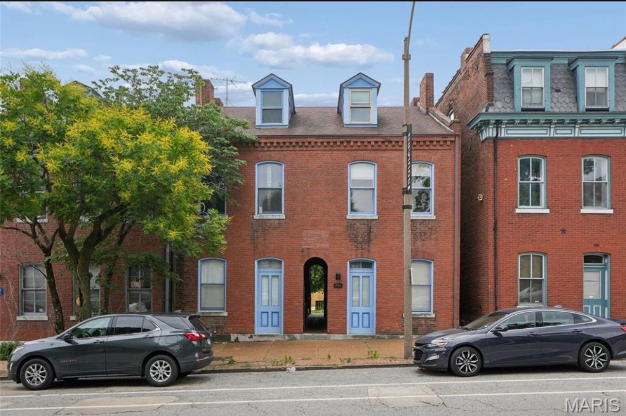 Saint Louis Apartment: 906 Russell Blvd