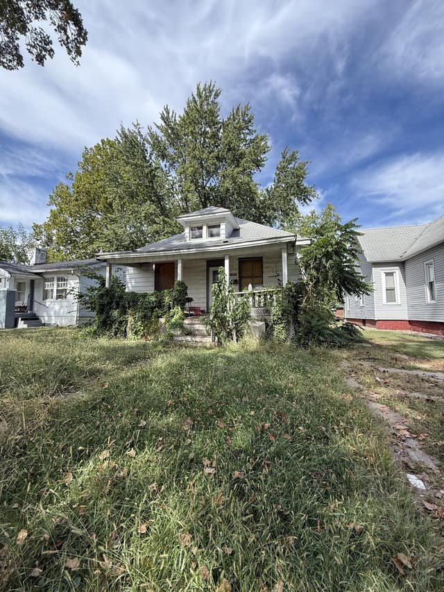 Decatur House: 1096 W Green St