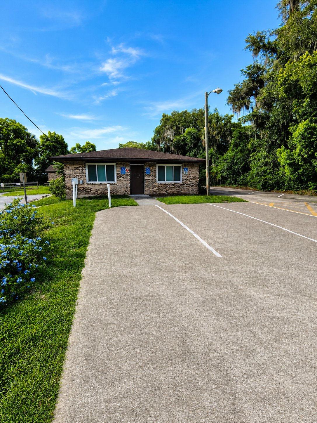 Deland Single Room: 105 W Calvin St