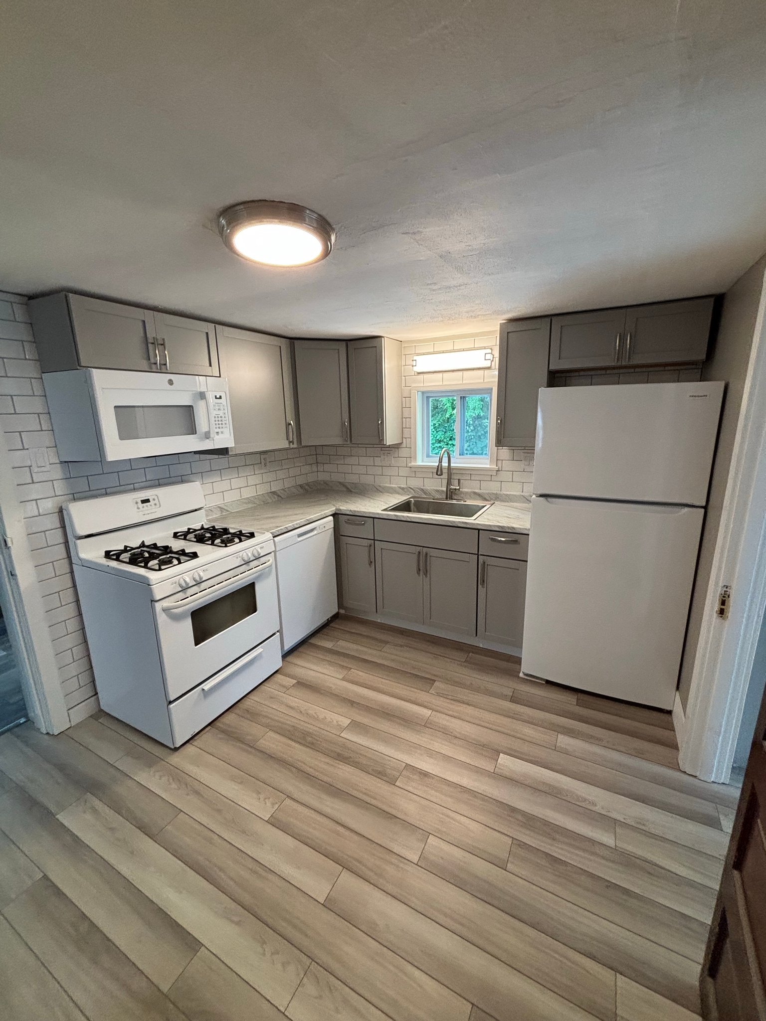 Edwardsville House: 105 E Dunn St
