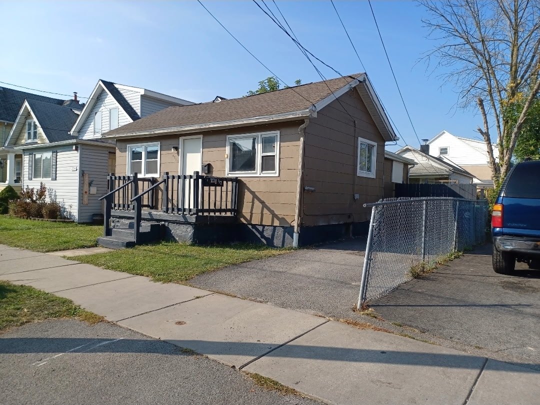 Niagara Falls House: 2738 Pierce Ave