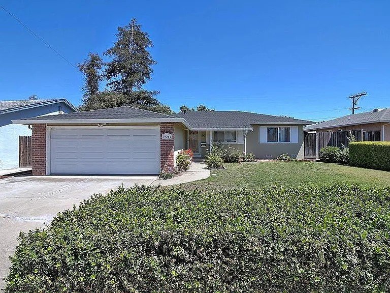 Fremont House: 39262 Sundale Dr