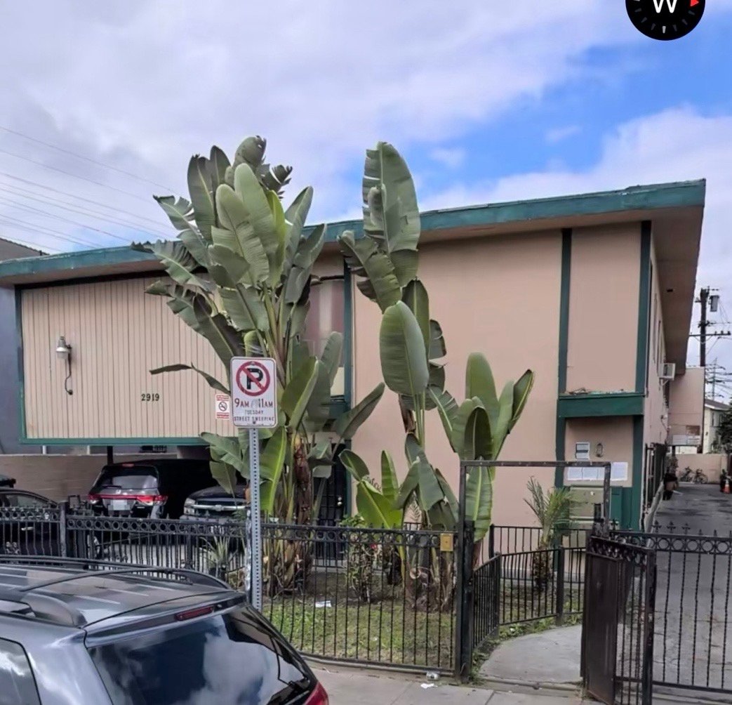 Los Angeles Apartment: 2919 Carmona Ave