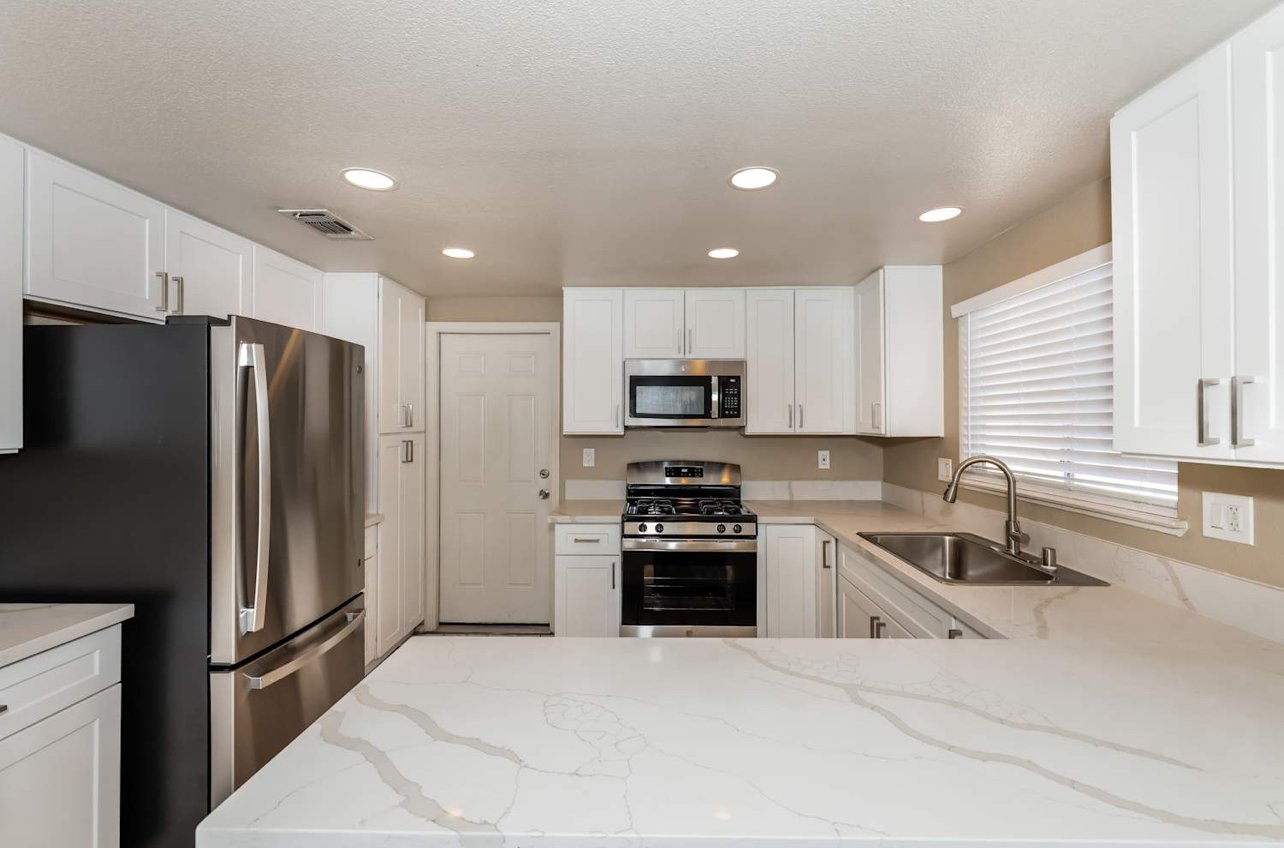 Henderson House: 346 Fuente Dr