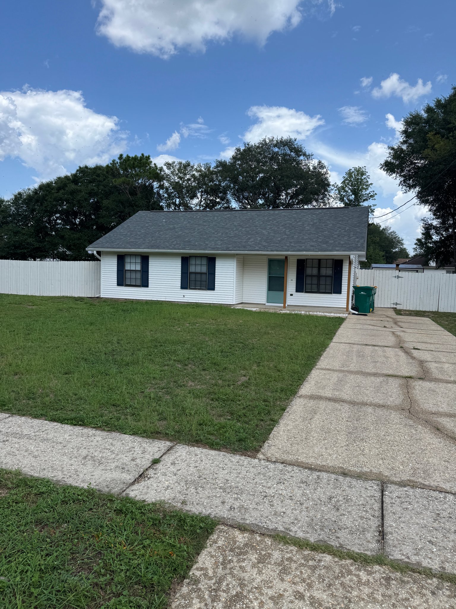 Crestview House: 121 Walker Circle