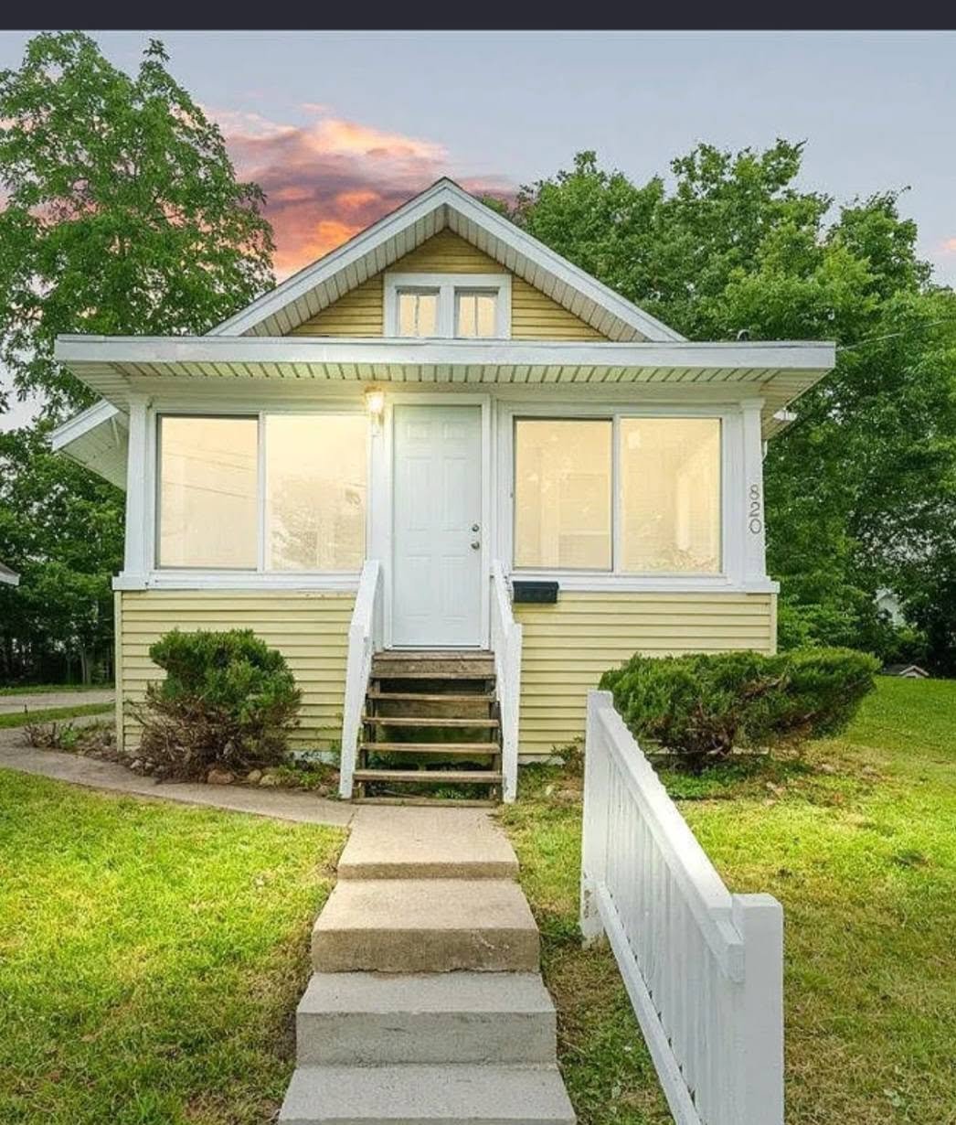 Lansing House: 820 Middle St