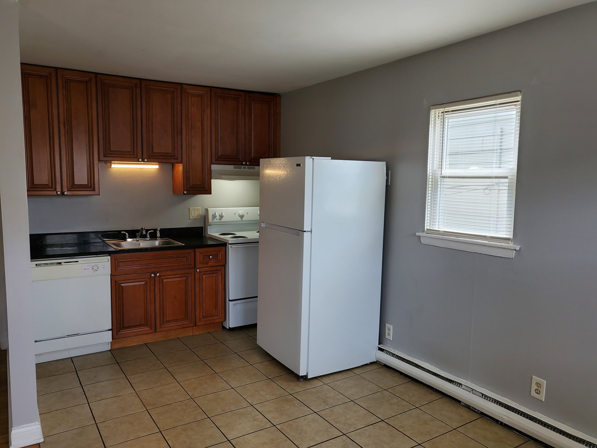 Aurora Apartment: 371 W. Old Indian Trail Rd