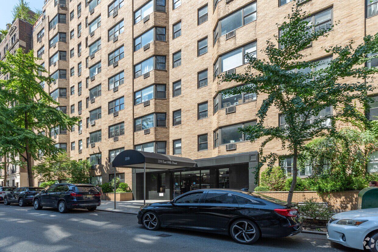 New York Apartment: East 69th Street and 3rd Avenue