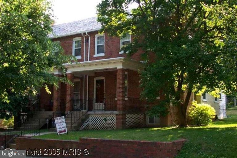 Washington Townhome: 4210 10th Street NE