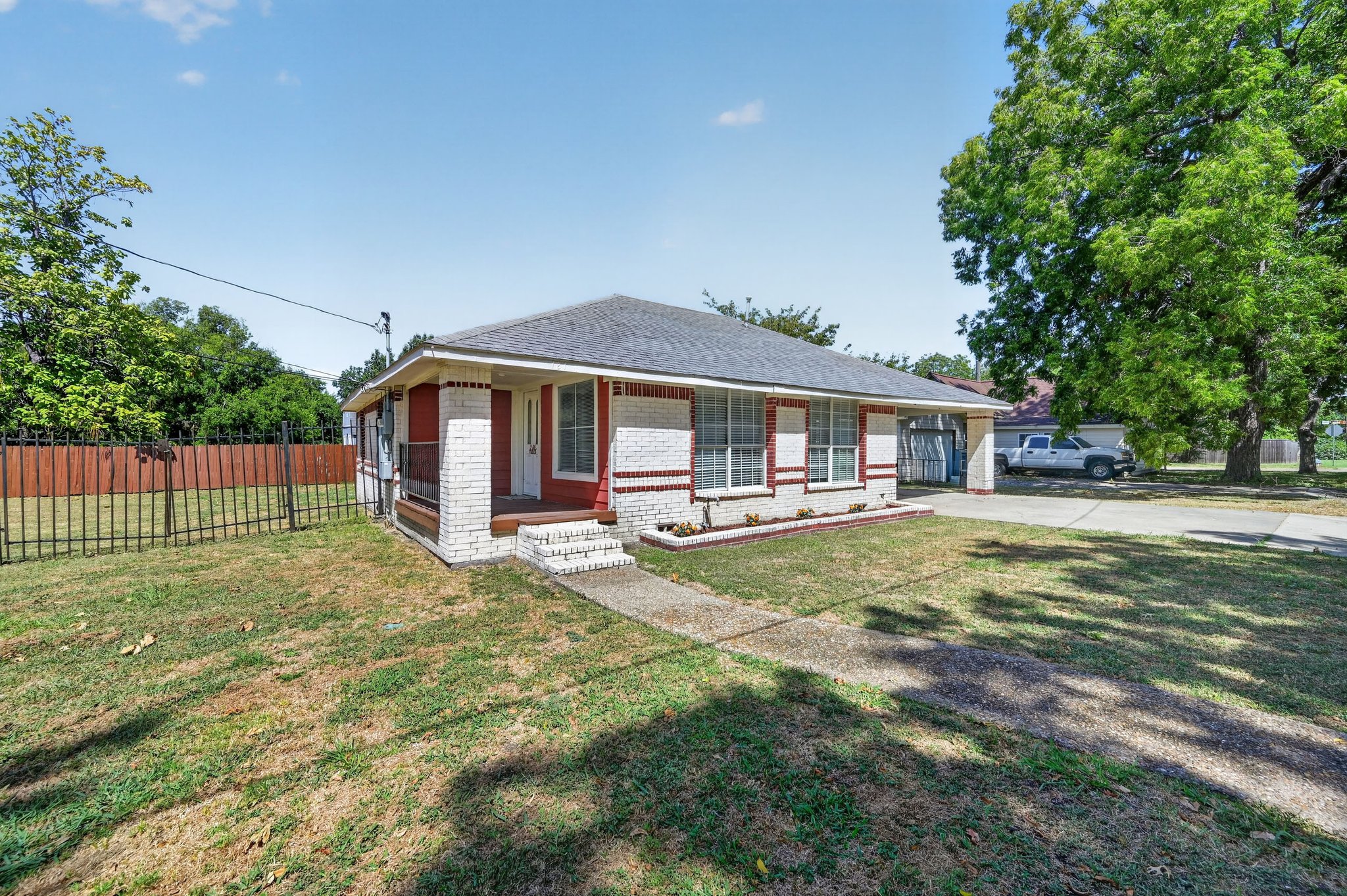 Farmersville House: 121 N Hamilton