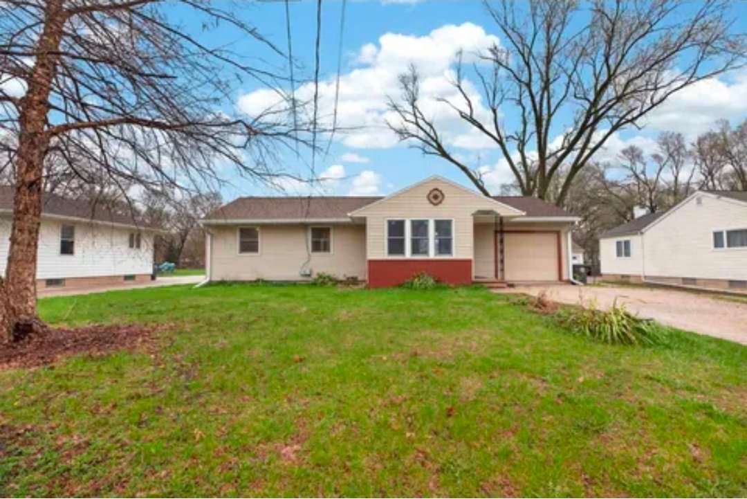 Waterloo House: 1234 Northey St