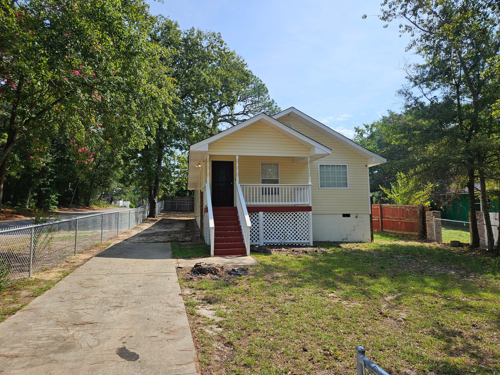 Columbia House: 700 Rosedale Arch