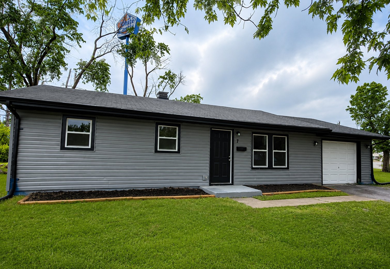 East Saint Louis House: 7 Lazarcheff Dr