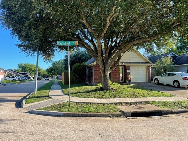 Pearland House: 1102 camelot Ln