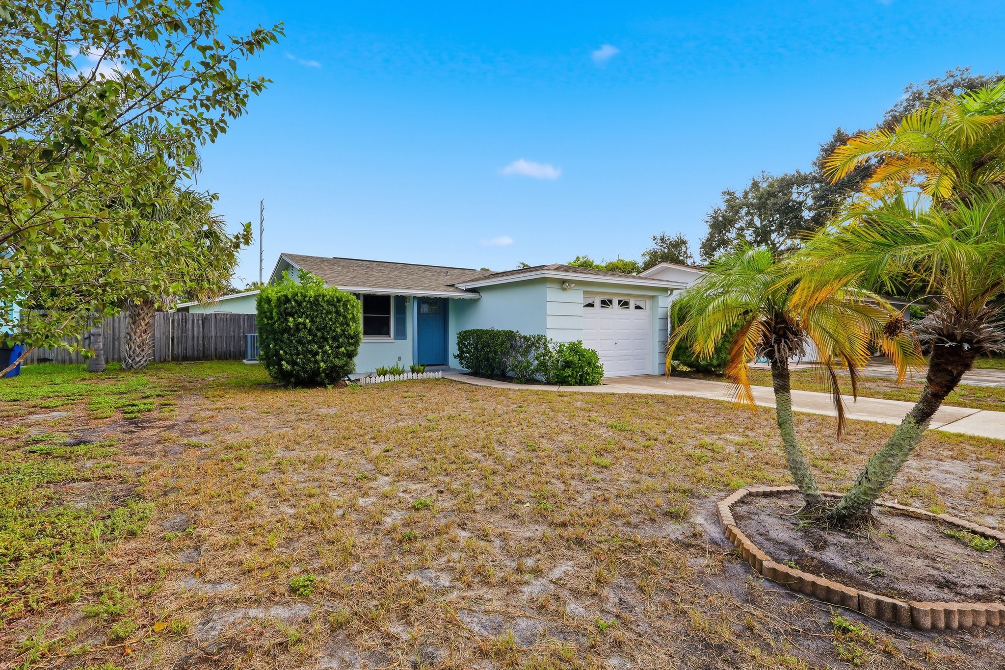 Dunedin House: 624 Holly Ct