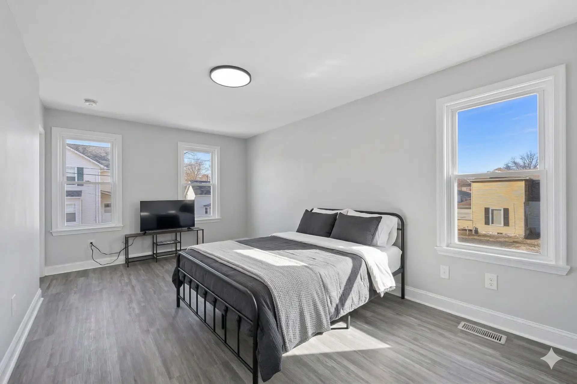 Edgemere Single Room: 2507 Sycamore Ave