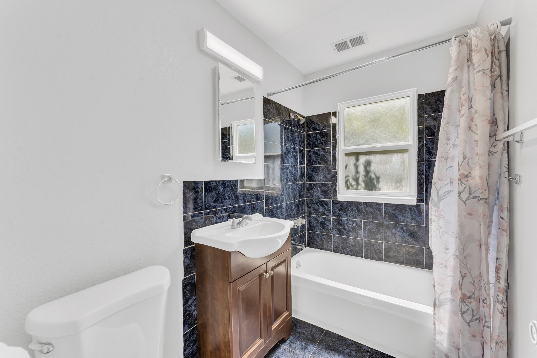 West Sacramento House: 916 Poplar Ave
