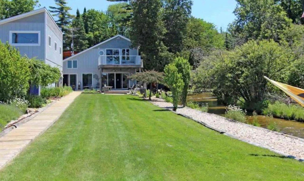 Frankfort House: 1663 Elberta Resort Road
