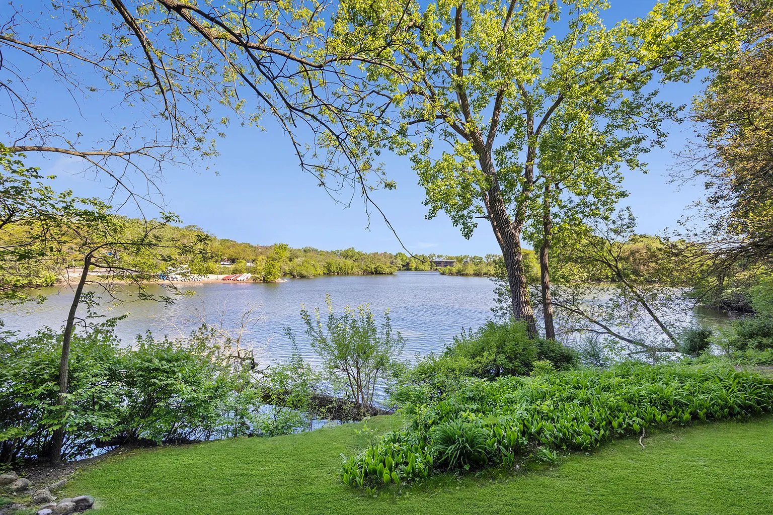 LISLE Condo: 5544 e lake dr
