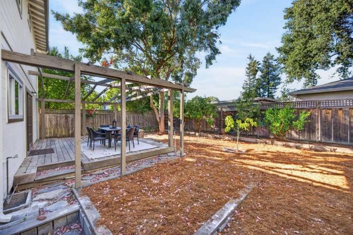 Redwood City House: 333 Medrone St