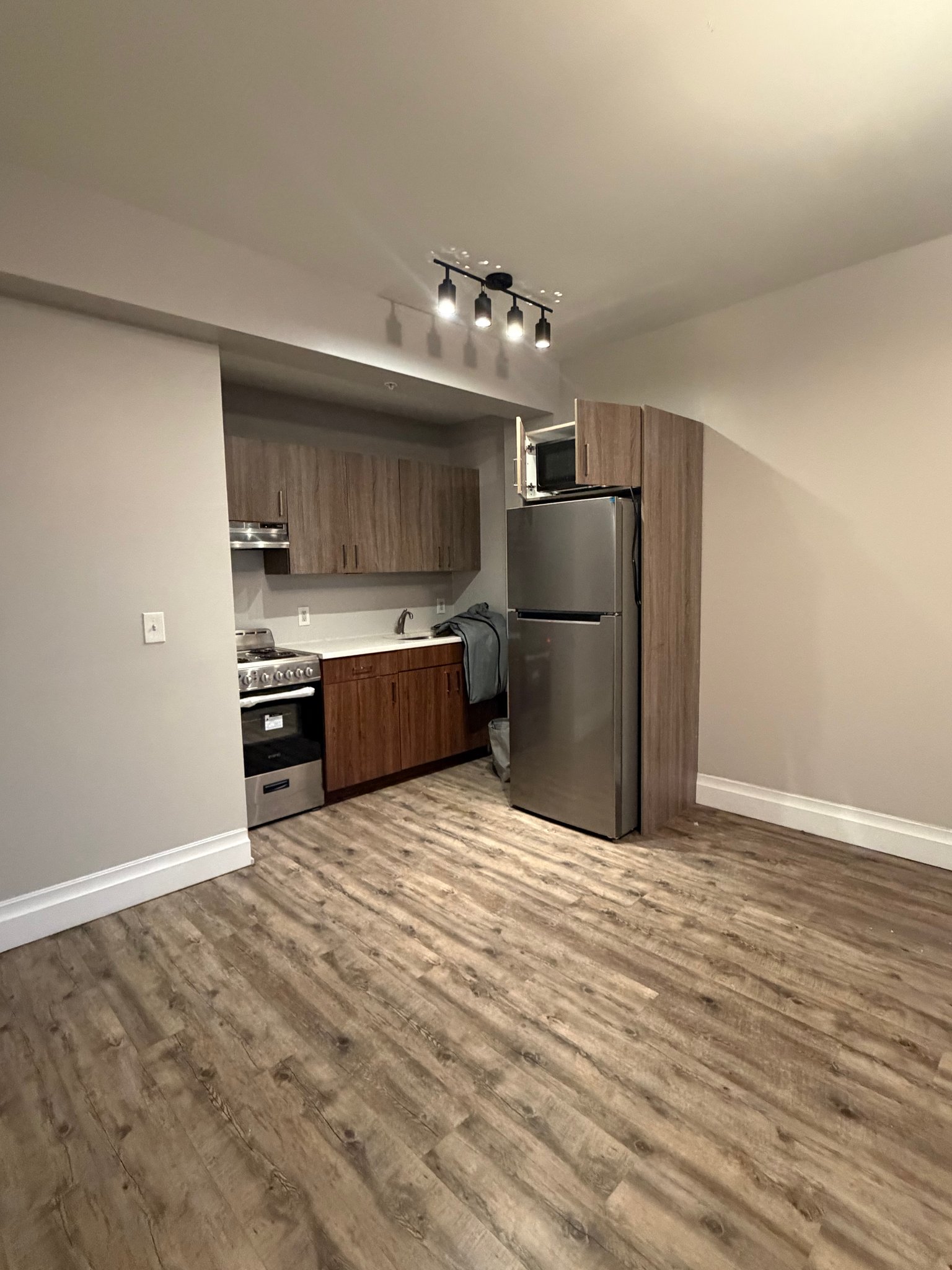 East Orange Apartment: 106 N Grove St