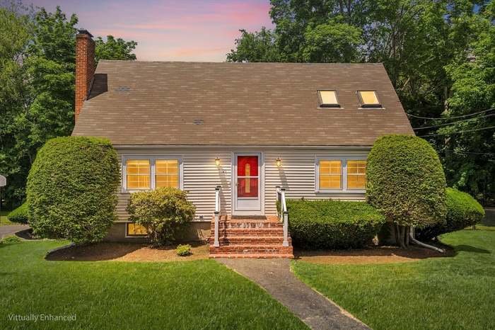 Lexington House: 21 Bartlett Ave